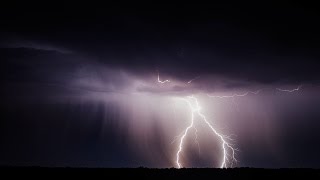 Orage avec des éclairs, le tonnerre et la pluie qui tombe pendant 9 heures, sonne bien dormir