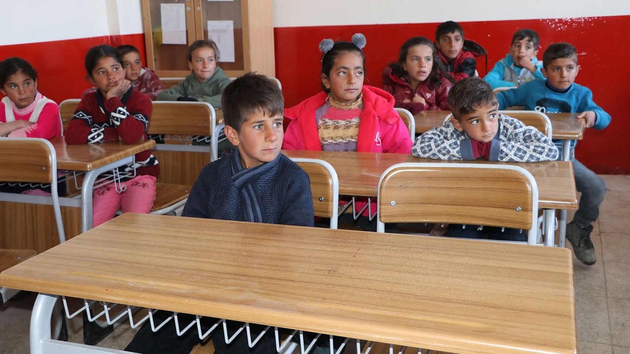 Van'da depremzede öğrenciler, 15 günlük tatilin ardından dersbaşı yaptı