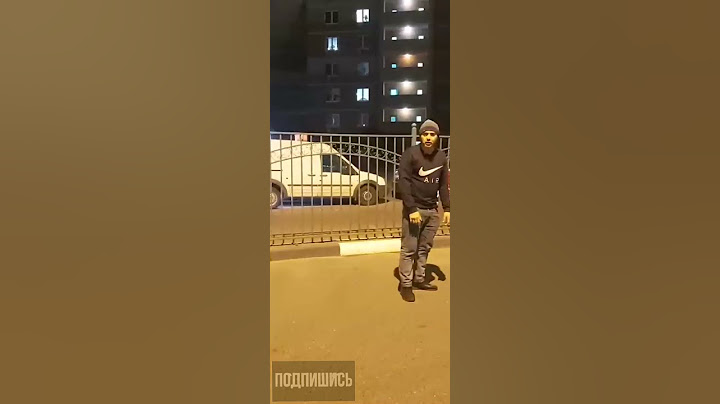 Неадекватный,бухой дикарь докопался до прохожего ради развлечения.
