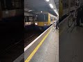 Overground entrando en Whitechapel (Windrush Line) (Londres, Reino Unido)
