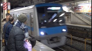 夜の松戸駅に到着する常磐緩行線上り列車の小田急4000形