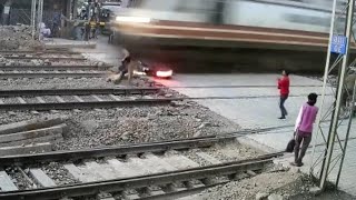 dangerous accident at railway crossing 😨😨!! please subscribe ||subtitles available in caption screenshot 5