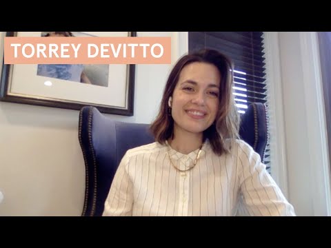 Video: Torrey Devitto netoväärtus: Wiki, abielus, perekond, pulmad, palk, õed-vennad