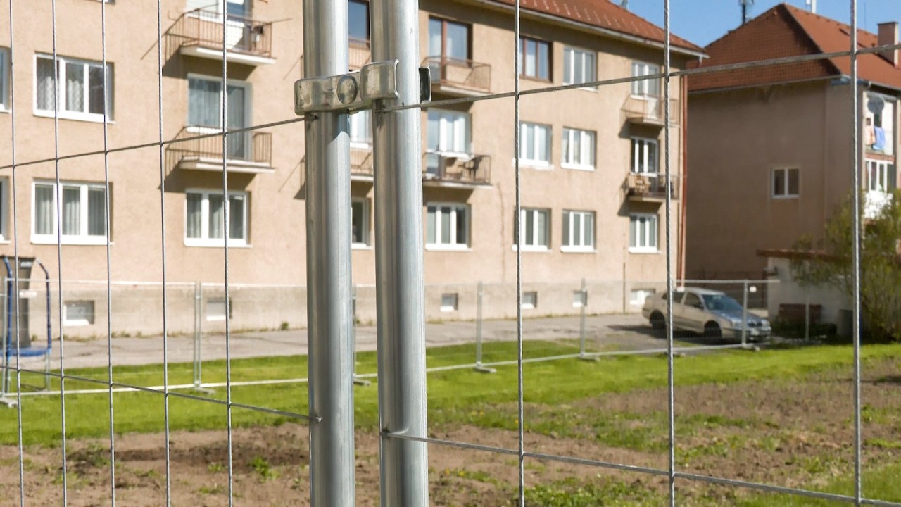 VIDEO Zvláštny prípad v Starej Ľubovni: Majiteľov plot vyvolal spor o vnútroblok
