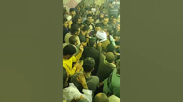 لحظة خروج الشيخ امين الدشناوي من مولد سيدنا الإمام الحسين وسط المحبين 