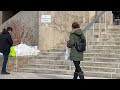 Uống cà phê và ngắm tuyết tại trường Đại học Lakehead
