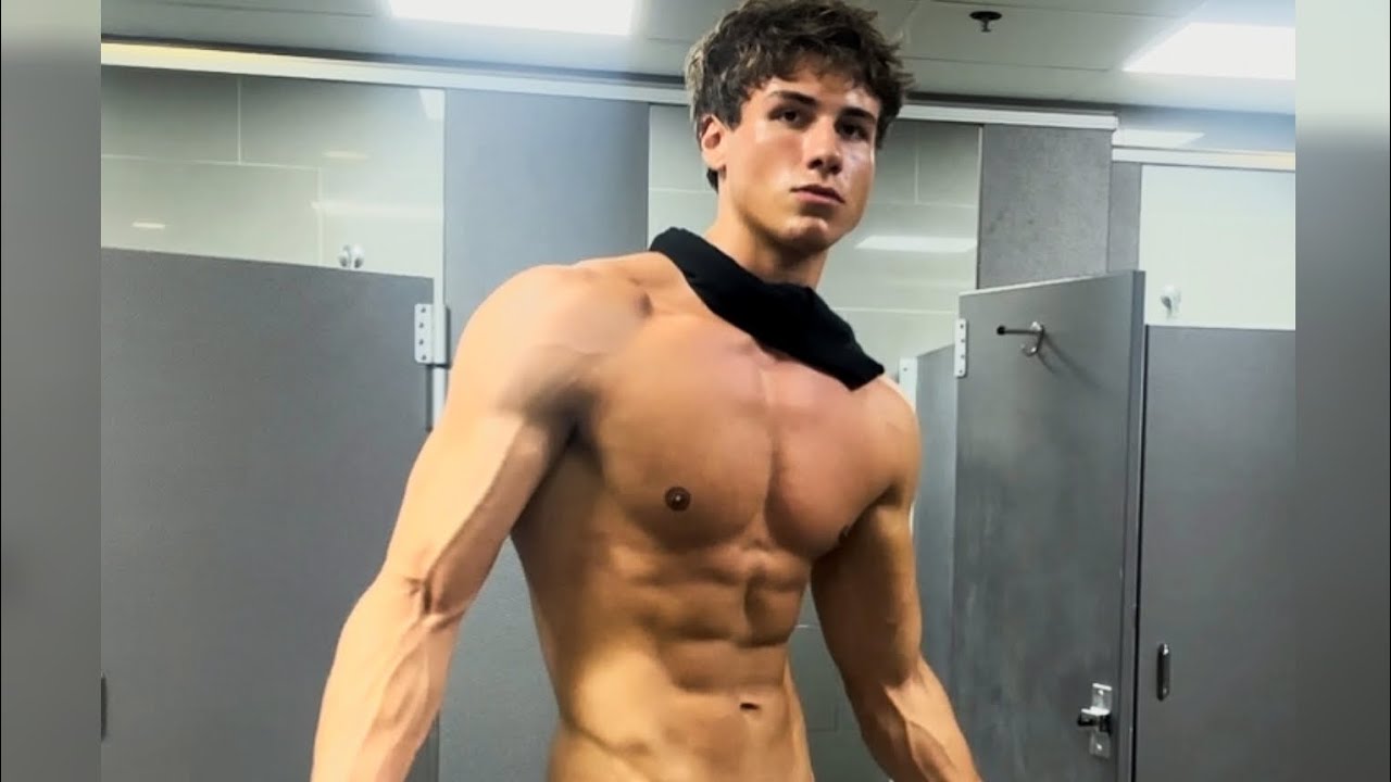 This man flexing muscles perfectly - YouTube