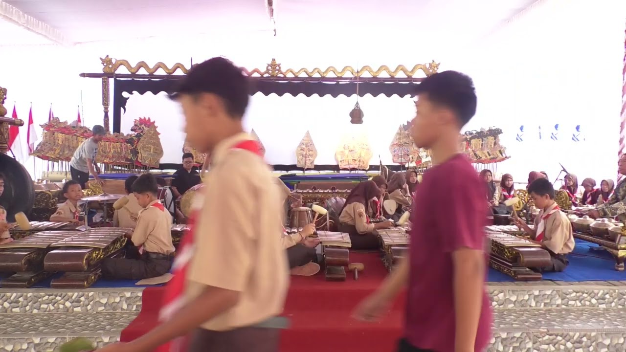 SENI KARAWITAN SISWA-SISWI DALAM RANGKA HUT KE-40 SMPN 1 MANYARAN