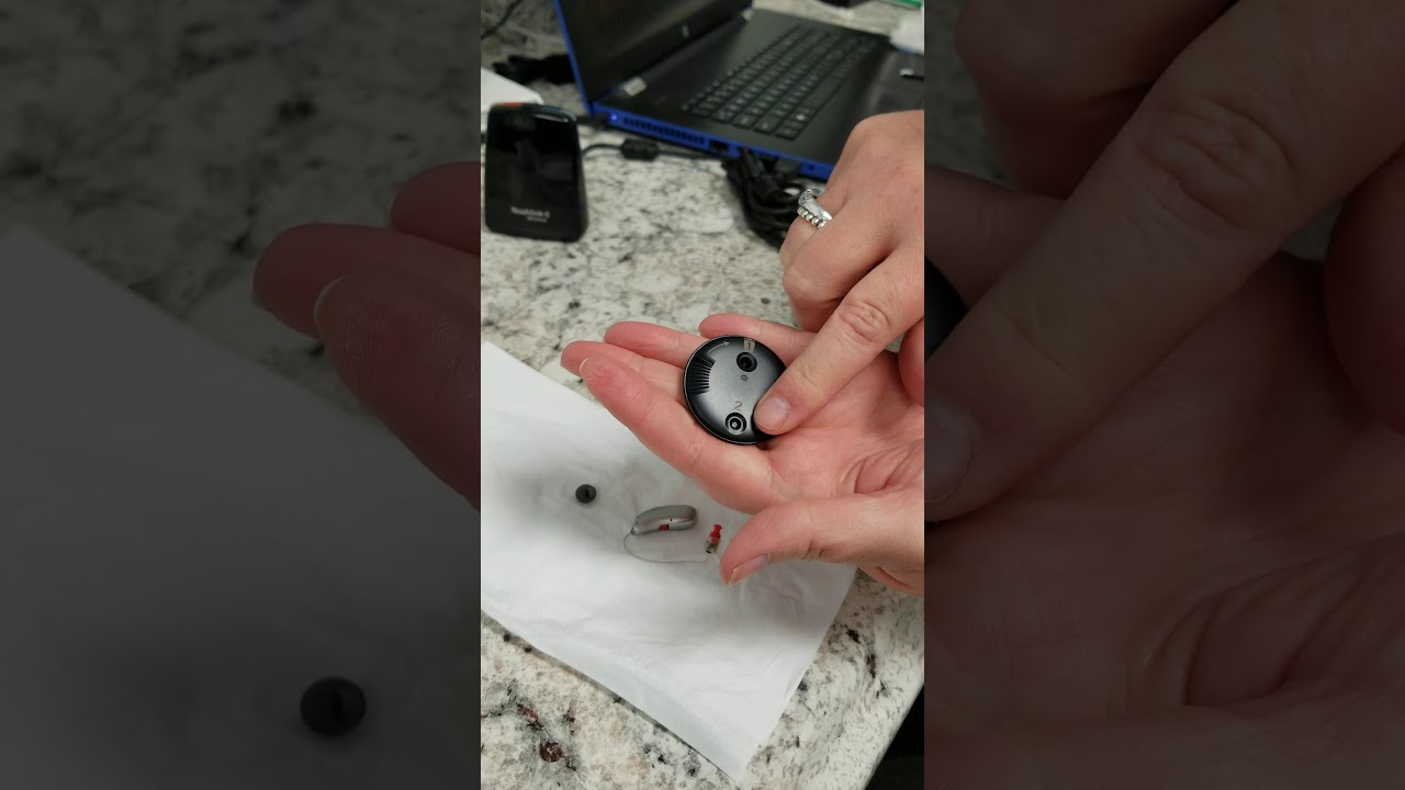 Changing the Wax Trap on a ReceiverintheCanal Hearing Aid Using Disk