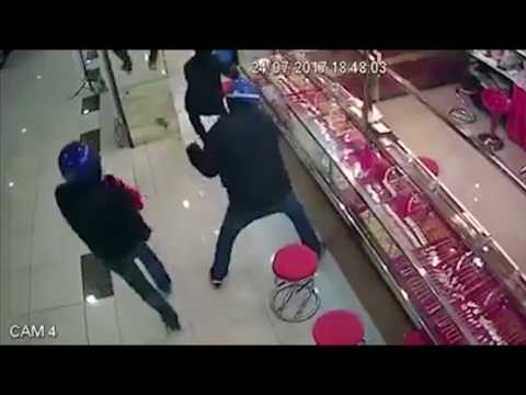 Robbery Foiled by "Stubborn" Display Glasse