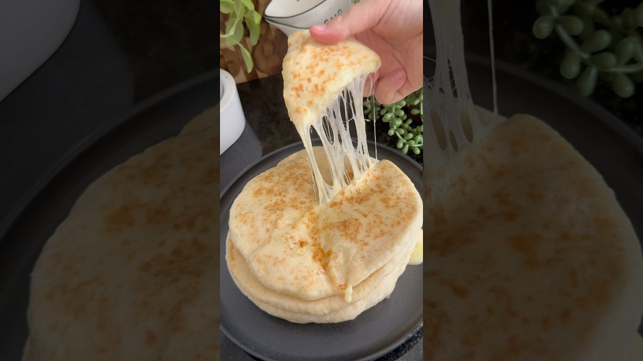 Kaşarlı Bazlama 😋 Yumuşacık içinde eriyen kaşar peyniri ile muhteşem bir kahvaltılık 😍 #bazlama Kaşarlı Bazlama 😋 Yumuşacık içinde eriyen kaşar peyniri ile muhteşem bir kahvaltılık 😍 #bazlama