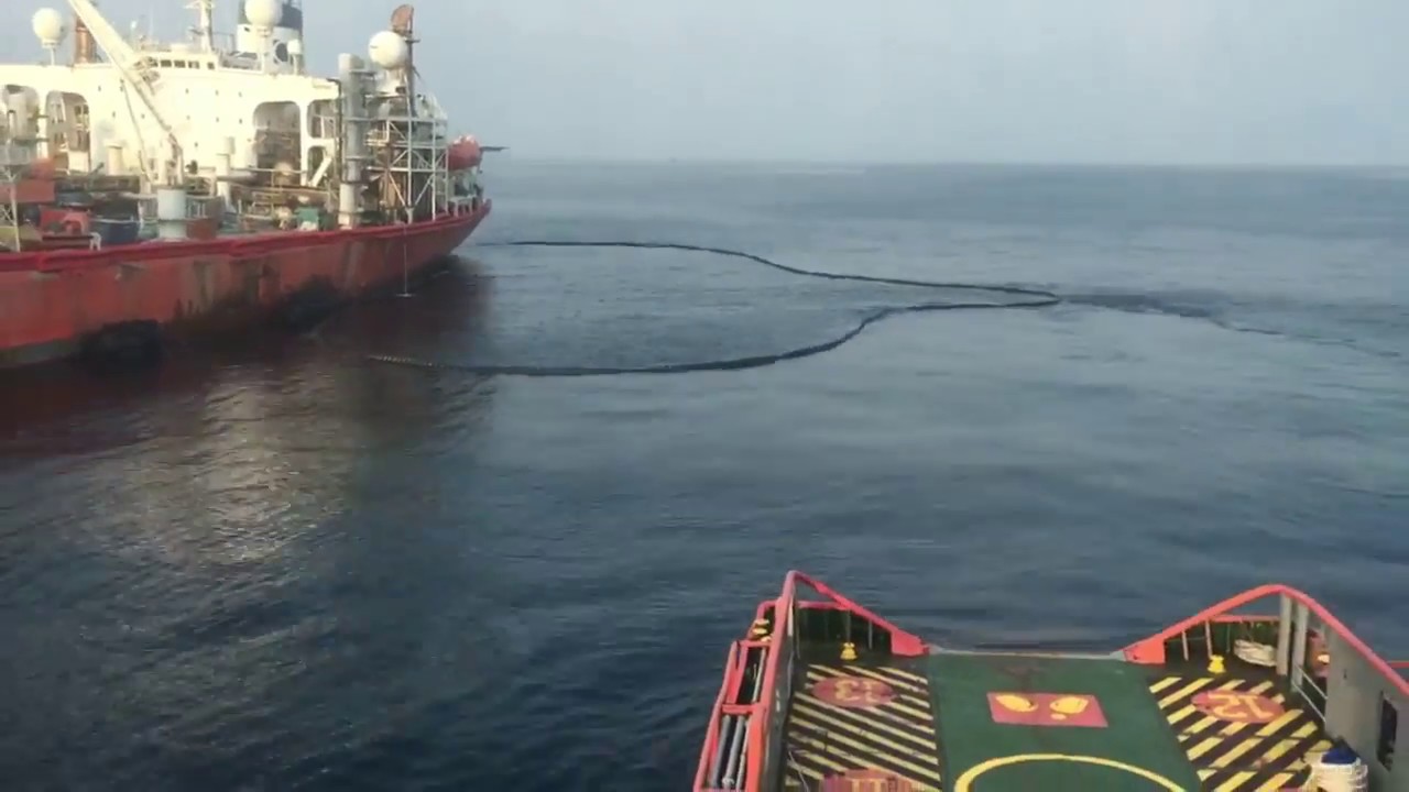Cargo hose push by water jet of offshore tug