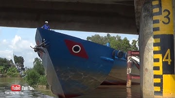 ✅ Xà lan khổng lồ vượt cầu thấp cực nguy hiểm