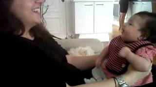 Bibica Brincando No Colo Da Mamae