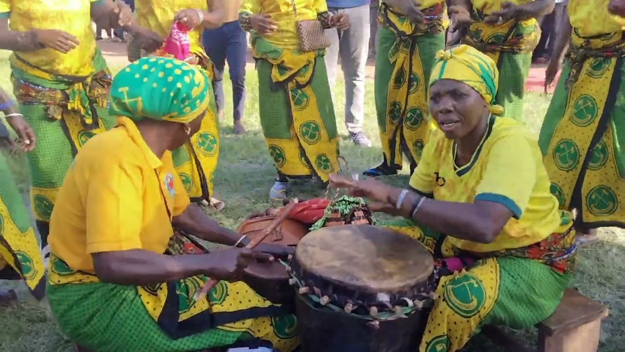 SIKILIZA VIONJO VYA NGOMA YA KIDEMBWA  YA KINA MAMA WA KATA YA MWANGOI..