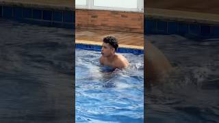 Guilherme na piscina