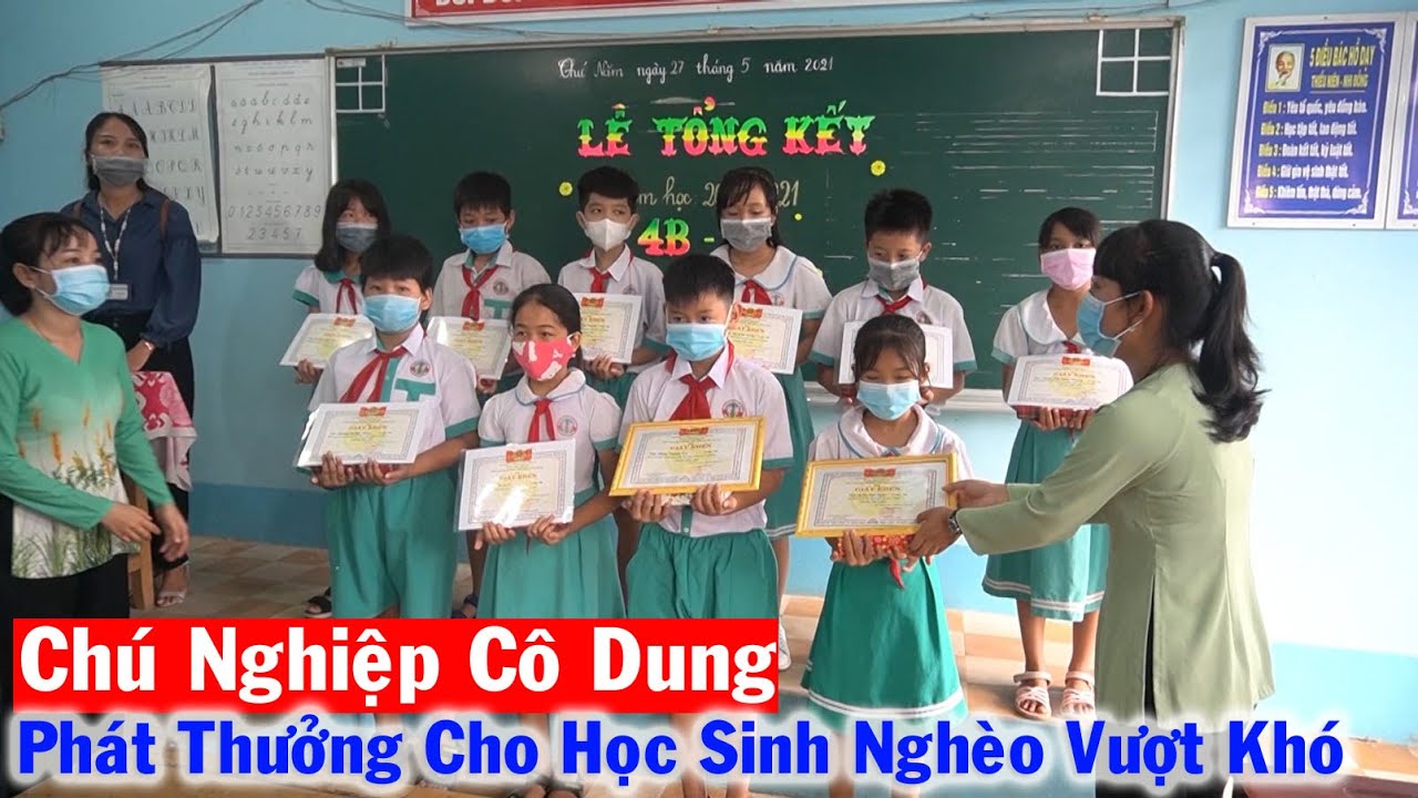 Chú Nghiệp Cô Dung phát Thưởng 500 Quyển Tập cho Học Sinh Nghèo Vượt Khó trường A Vĩnh Nhuận