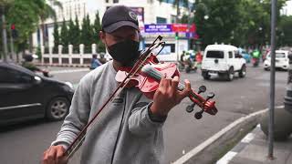 Despacito Played At Violin By A Talented Indonesian In Bandung  Pemain Biola Jalanan Berbakat