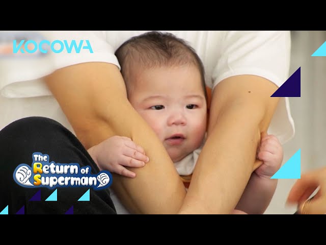 Baby Jun Beom stops crying immediately when he has daddy | The Return of Superman Ep 464 [Eng Sub] class=