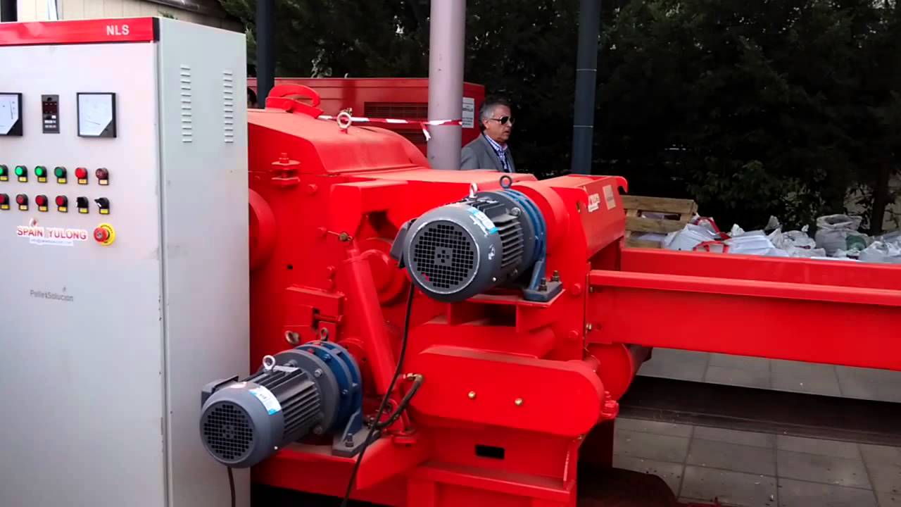 YULONG wood sawdust machine in the Spanish exhibition YULONG wood sawdust machine in the Spanish exhibition