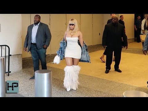 Videó: Nicki Minaj bűvöletet kap 263 000 dollárért a késői klub megjelenéséért