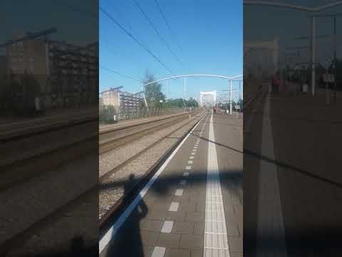 SSN 01 1075 Komt met een personentrein door station Zwijndrecht!