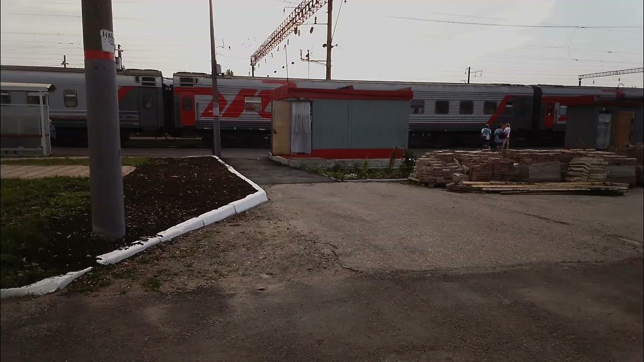 Пассажирский поезд "Архангельск-Адлер", отправляется со станции Коноша ...
