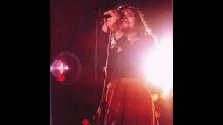 10,000 Maniacs singer Natalie Merchant confronts concert heckler + Headstrong live, Nov. 15, 1990