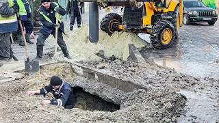 A pipe burst under the road. Soldering a pipe Underground. How do they do it? by Repair of Roads 423 views 2 weeks ago 4 minutes, 10 seconds