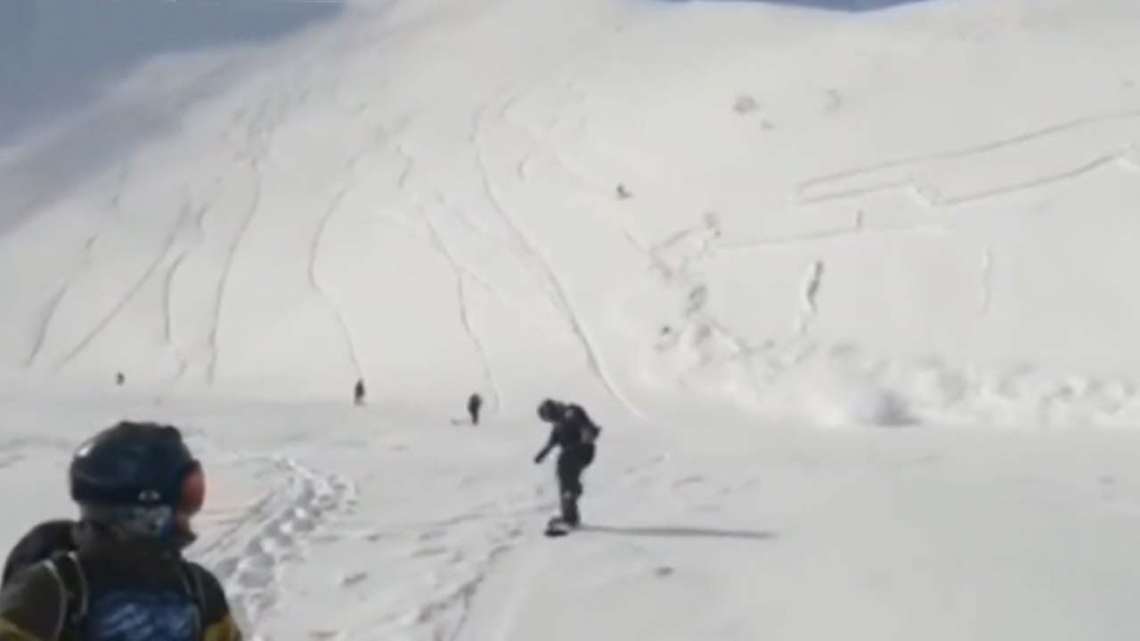 Сноубордиста накрыло лавиной в горах Хакасии
