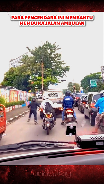 Mendengar suara ambulan, para pengendara ini langsung membuka jalan #ambulance #relawan #jalanraya