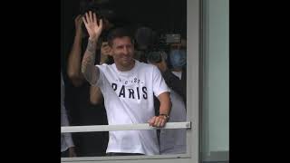 Lionel Messi waves to PSG fans during grand reception in Paris | #Shorts | ESPN FC