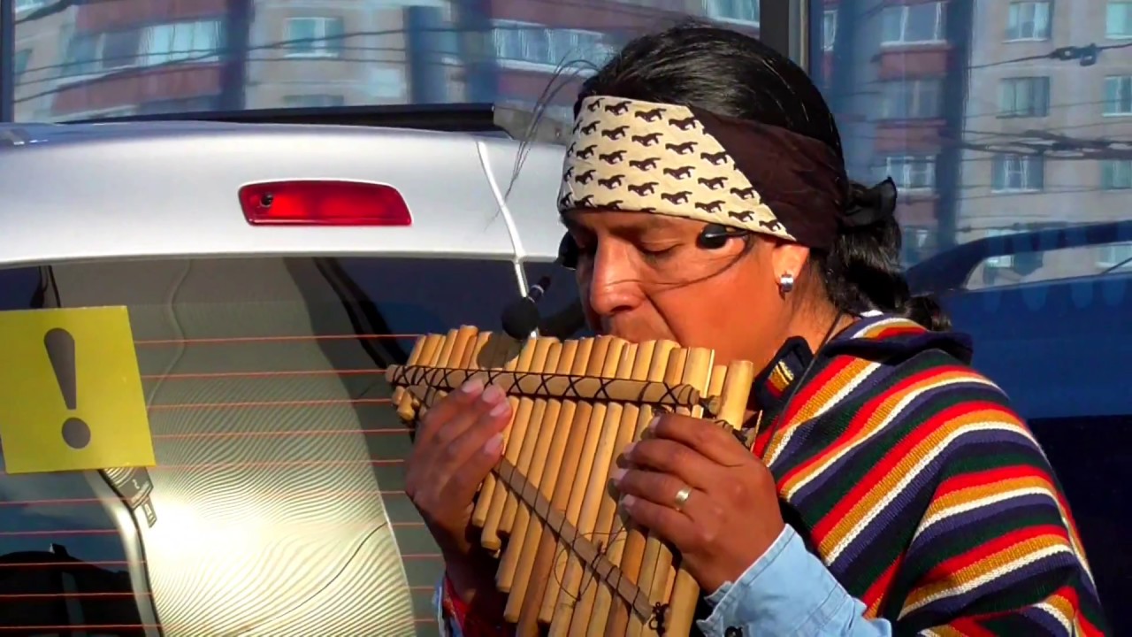 Индеец играет музыку. Пакарина индейцы Эквадора. Индейский музыкальный инструмент — сампоньо. Панфлейта Эквадорские индейцы. Флейты Эквадора.