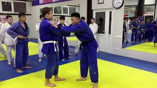 Дзюдо - контрприем от зацепа изнутри под одноимённую ногу. Judo - counterattack Ko Uchi Makikomi.