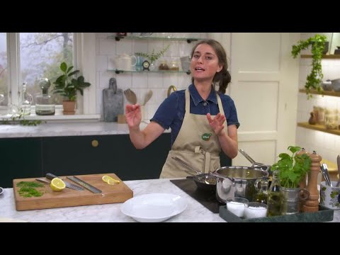 Video: Zucchini Med Nötter Och Karamelliserad Lök