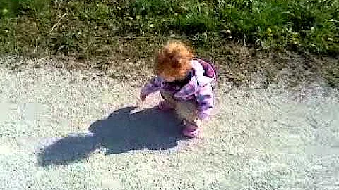 Baby Issa finds her shadow
