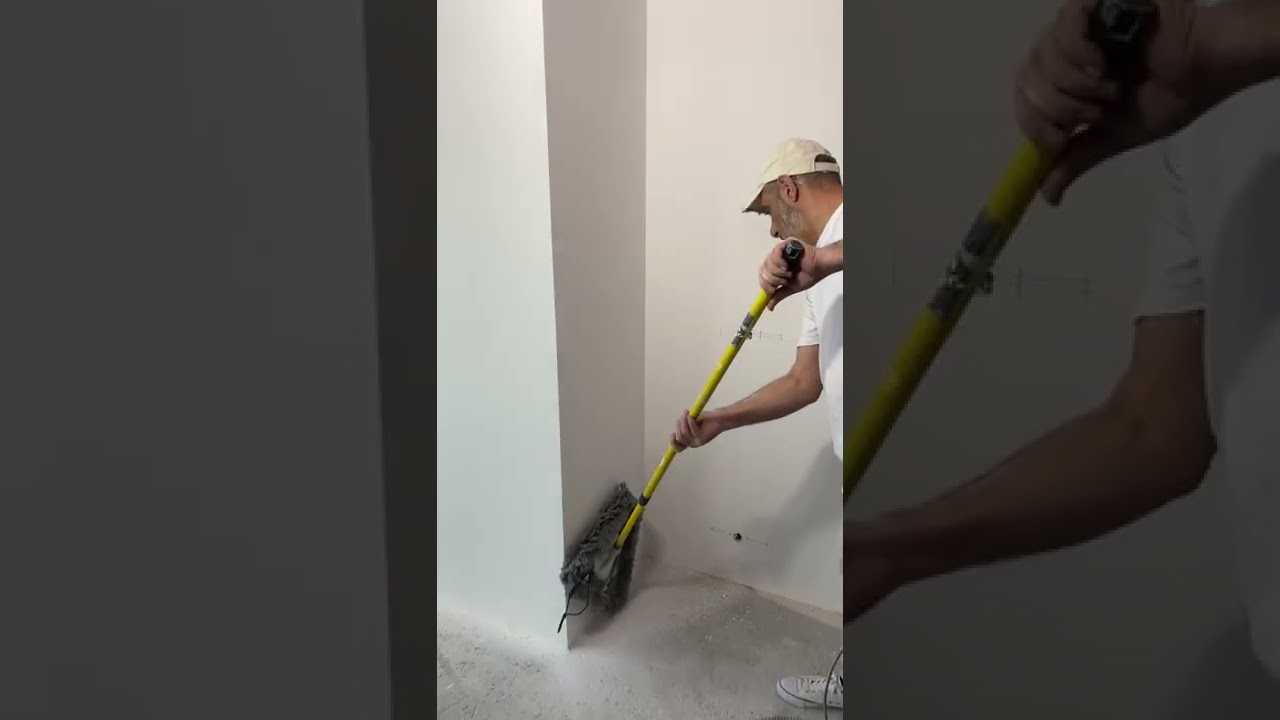 Удаляем пыль с поверхности стен перед грунтовкой