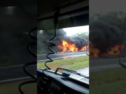 Caçamba pega fogo na BR-230 e trânsito fica prejudicado no local