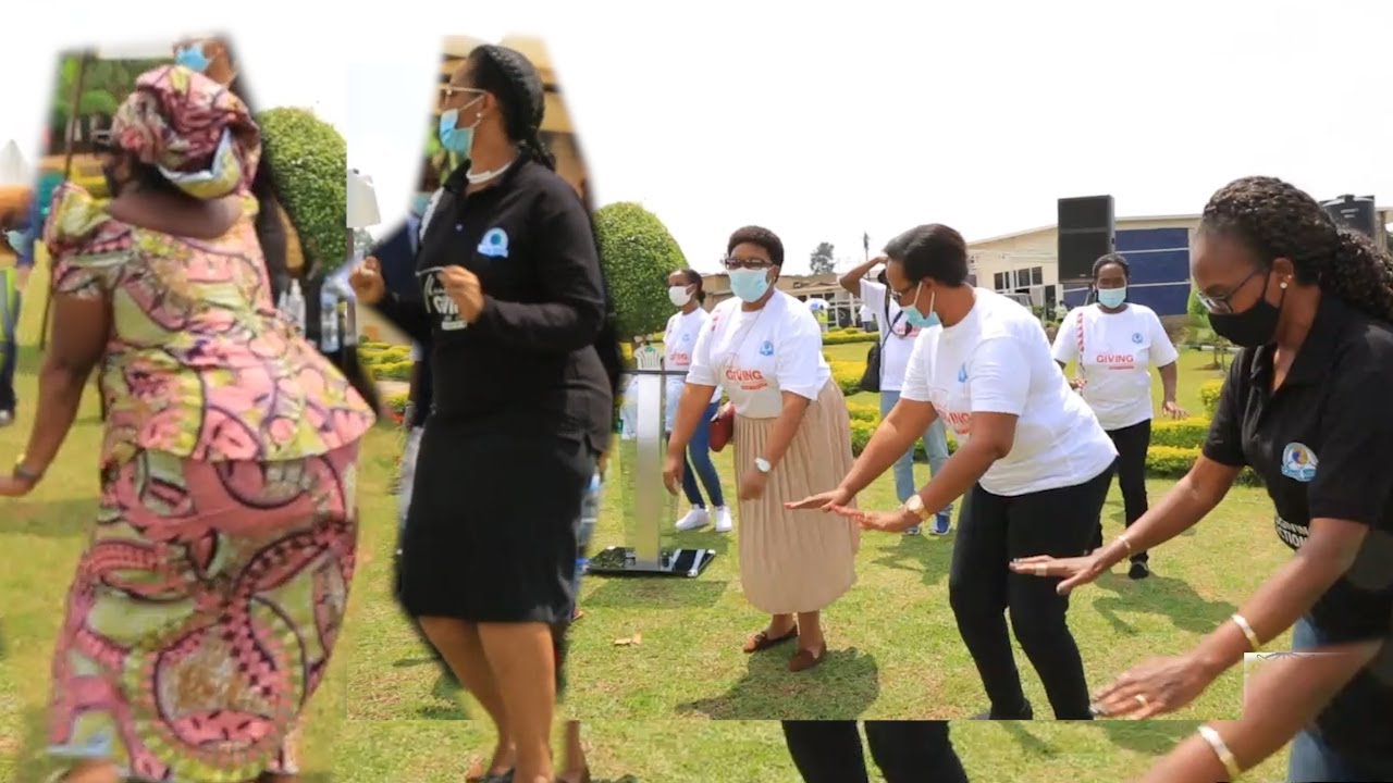 Apotre Mignone na MAMA Lionel batunguranye mu mibyinire idasanzwe/Burya azi kuririmba/ AFRICAN DANCE