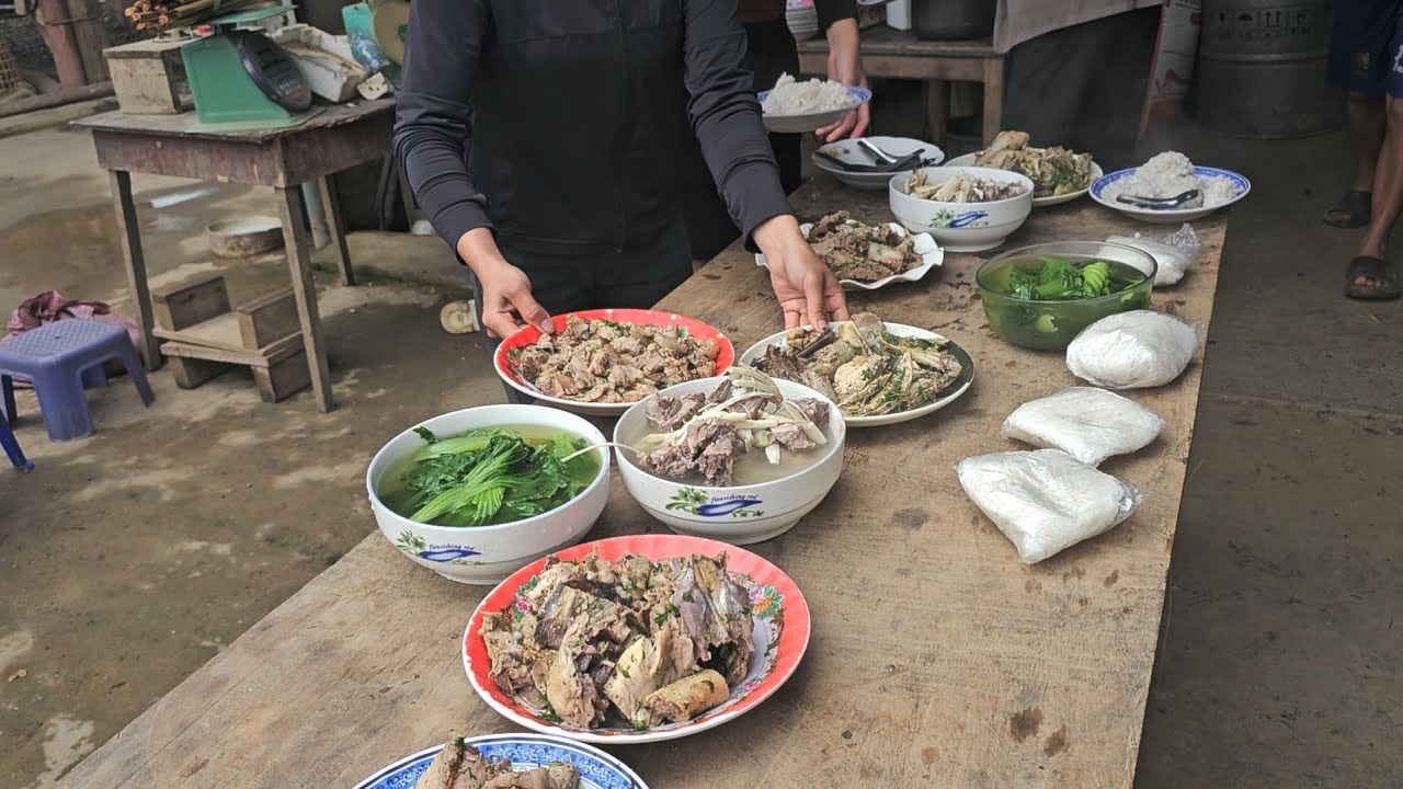 Sawv ntxov lo ອຸດົມໄຊ lo noj tsai ntawm ib tug txiv lau nyob ນ້ຳຖ້ວມ