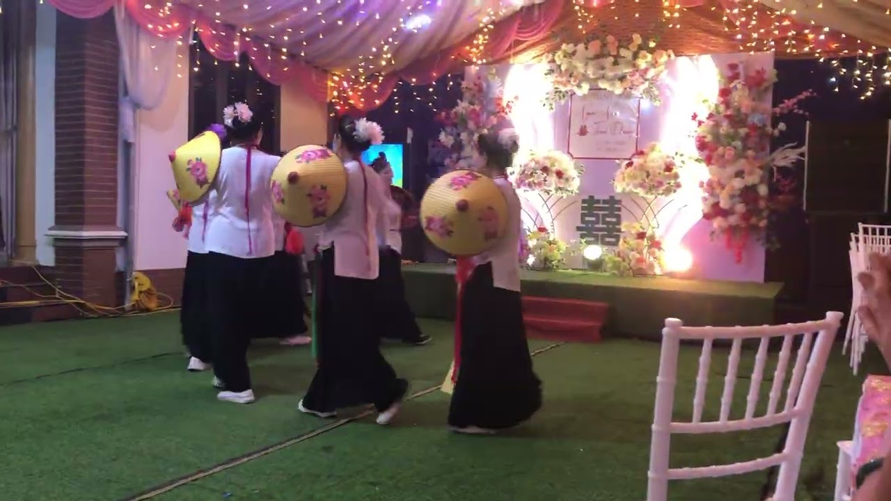 Múa gủi về quan họ đội hoa mai xóm cầu