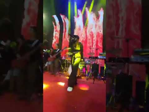 រាំរំលែកទុក្ខខ្លួនឯង | @TonChanseyma At @GalaxyNavatra [ Live Band ]