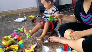 Bé Chơi đồ chơi siêu nhân - Baby toys Playing superheroes