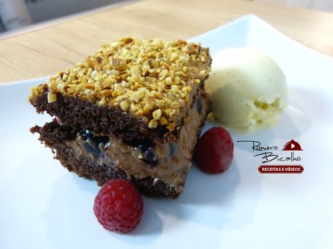 Vídeo: Torta De Chocolate Com Cerejas E Cacau