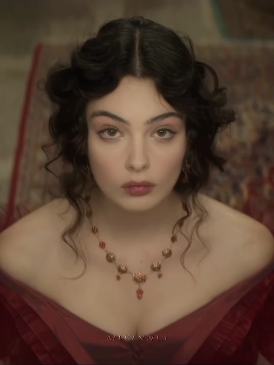 She's really beautiful and has inherited her mom Monica Bellucci's beauty perfectly!#devacassel