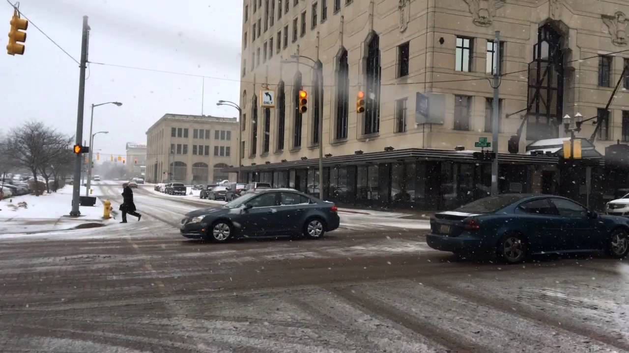 Watch as snow begins to pile up in downtown Flint