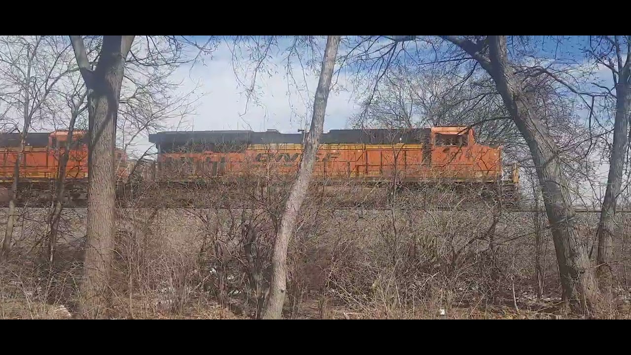 BNSF 7874 leading manifest train going east through Grand Island - YouTube