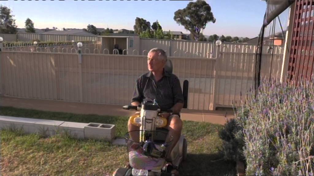 Bemutatom ahogy az UFO kat filmezem a belso kertunk bol. Hungarian version.