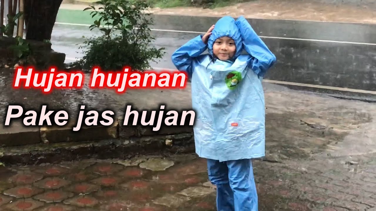 Nadia hujan hujanan pake jas hujan|Nadia Rafanda - YouTube