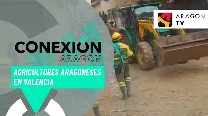 Agricultores aragoneses ayudan con sus tractores en Valencia.